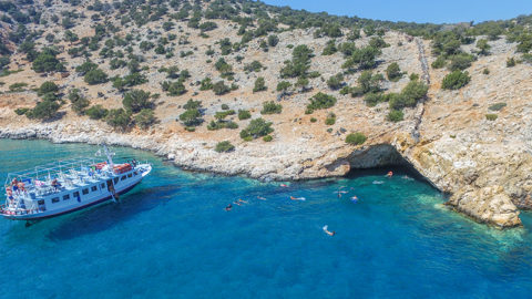 Ο όρμος της Ρίνας έχει κρυστάλλινα γαλάζια νερά