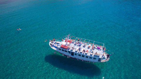 Sail with Navigator along the coastline of South Naxos, Schinoussa and Iraklia