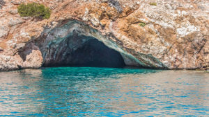 Επισκεφθείτε την ξακουστή σπηλιά της Ρίνας