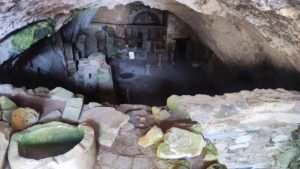 Η εκκλησία - σπηλιά της Καλορίτσας στην πλαγιά του Προφήτη Ηλία