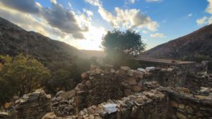 Τα ερείπια υποδηλώνουν την ζωντανή ιστορία του χωριού