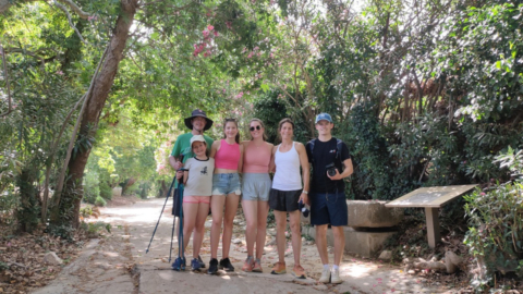 Πλησιάστε από κοντά το επιβλητικό άγαλμα του Κούρου και ταξιδέψτε πίσω στο χρόνο