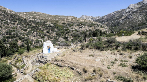 Ανακαλύψτε την ομορφιά των ασβεστωμένων εκκλησιών και παρεκκλησιών κατά την πεζοπορία σας