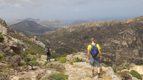 Σταματήστε για να απολαύσετε την απέραντη θέα των βουνών και της θάλασσας