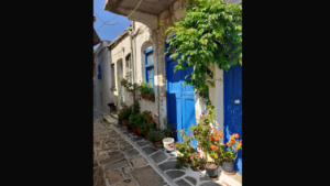 Όμορφα, παραδοσιακά λιθόστρωτα μονοπάτια στο χωριό