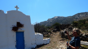 Ανακαλύψτε ασβεστωμένες εκκλησίες και ξωκλήσια κατά τη διάρκεια της πεζοπορίας