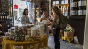 Περπατήστε δίπλα σε καταστήματα που είναι γεμάτα με παραδοσιακά προϊόντα