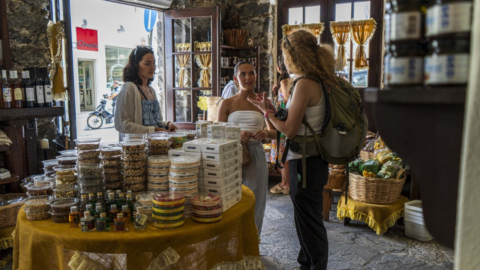 Περπατήστε δίπλα σε καταστήματα που είναι γεμάτα με παραδοσιακά προϊόντα