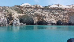 Στο δρόμο μας για την απόμερη παραλία του Τσιγκράδου στη Μήλο