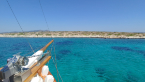 Χαλαρώστε στο σκάφος ανακαλύπτοντας κρυμμένους παραθαλάσσιους θησαυρούς