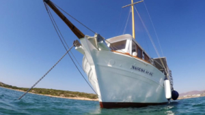 Το παραδοσιακό σκάφος όπως φαίνεται από τη θάλασσα