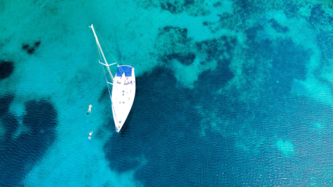 Ζήστε τη μαγεία του Αιγαίου καθώς ήλιος, θάλασσα και ουρανός ενώνονται