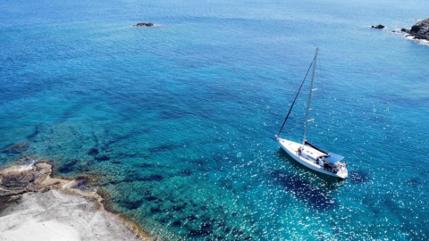 Νιώστε τη συγκίνηση της ανοιχτής θάλασσας ενώ πλέετε μέσα σε τιρκουάζ κόλπους