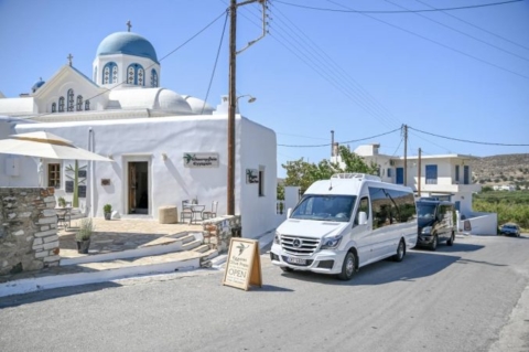 Το Ελαιοτριβείο στις Εγγαρές διαθέτει ένα φιλόξενο εξωτερικό χώρο