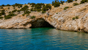 Τα κρυστάλλινα νερά και το εντυπωσιακό τοπίο στη Σπηλιά της Ρίνας