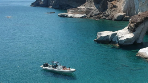 Το ταχύπλοο φουσκωτό σκάφος κοντά στην ακτογραμμή