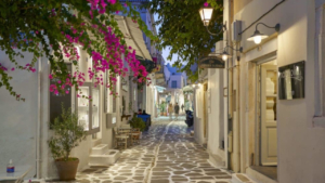 Περπατήστε μέσα από λευκά κυκλαδίτικα σοκάκια