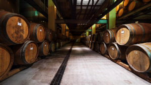 Εξερευνήστε το κελάρι γεμάτο παλαιωμένα κρασιά