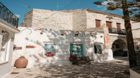 Απορροφηθείτε από τη γοητεία της αρχιτεκτονικής των ορεινών χωριών και των γραφικών δρόμων