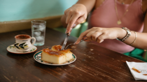 Δοκιμάστε ένα γλυκό με στρώσεις, φρέσκο από τον φούρνο