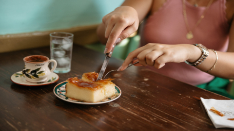 Δοκιμάστε ένα γλυκό με στρώσεις, φρέσκο από τον φούρνο