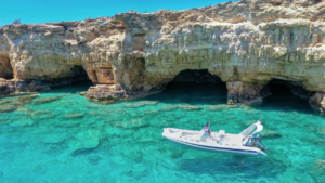 Κολυμπήστε και χαλαρώστε σε καταγάλανα νερά