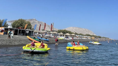 Η τέλεια μέρα για να «πετάξεις» μέσα από τα μπλε νερά