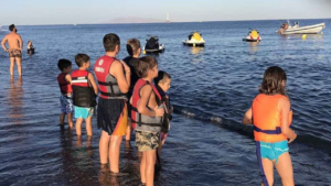 Αξέχαστη διασκέδαση στα κρυστάλλινα κύματα της Σαντορίνης