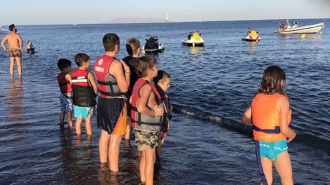 Αξέχαστη διασκέδαση στα κρυστάλλινα κύματα της Σαντορίνης