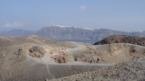 Walk on the crater and live a unique experience