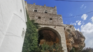 Θαυμάστε την εντυπωσιακή πετρόκτιστη είσοδο που σας καλωσορίζει στην Απείρανθο