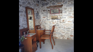 Μπείτε στο προσεκτικά διατηρημένο παλιό κουρείο στη γειτονιά Φασολάς