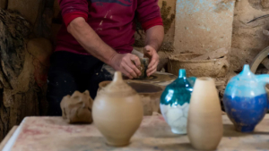 Παρακολουθήστε τον τεχνίτη καθώς δημιουργεί παραδοσιακά κεραμικά στο εργαστήριο αγγειοπλαστικής