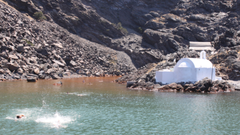 Discover the bay with the hot springs