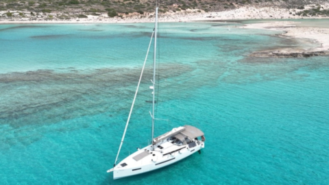Το ιστιοπλοϊκό σκάφος αγκυροβολημένο στα γαλαζοπράσινα νερά
