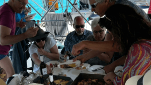 Ένα νόστιμο γεύμα με τοπικά υλικά σερβίρεται στο σκάφος.