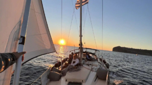 Ιδιωτική Ιστιοπλοϊκή Κρουαζιέρα Ηλιοβασιλέματος στη Σαντορίνη με Στιλ και Ηρεμία photo