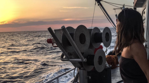 Αποθανατίστε τη λάμψη του ηλιοβασιλέματος της Σαντορίνης από το κατάστρωμα.