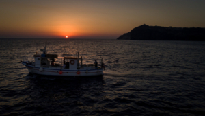 Δείτε τον ήλιο να χάνεται πίσω από τον φάρο του Ακρωτηρίου.