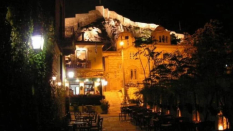 The narrow streets of Plaka with a view to the Acropolis