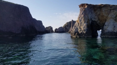 Discover hidden sea caves carved by nature’s hand