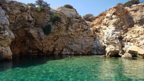 Βουτήξτε σε τιρκουάζ νερά και κρυφές φυσικές «πισίνες»