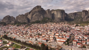 Η πόλη της Καλαμπάκας στους πρόποδες των βράχων των Μετεώρων