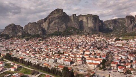 Η πόλη της Καλαμπάκας στους πρόποδες των βράχων των Μετεώρων