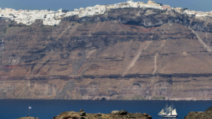 Ατενίστε τα βαθιά γαλάζια νερά από την άκρη της καλντέρας