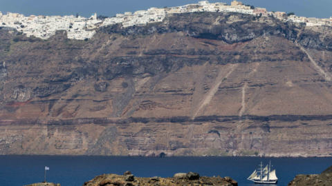 Ατενίστε τα βαθιά γαλάζια νερά από την άκρη της καλντέρας