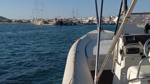 Ζήστε την ελευθερία μιας ιδιωτικής ενοικίασης σκάφους με σκιπερ, σχεδιασμένη αποκλειστικά για την παρέα σας