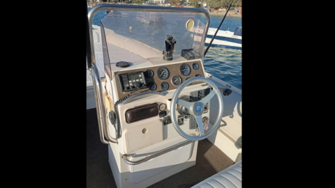 Ανεβείτε σε ένα κομψό, υψηλών επιδόσεων RIB, σχεδιασμένο για ομαλή και ασφαλή πλεύση