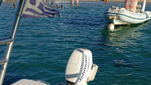 Απολαύστε μια ξέγνοιαστη μέρα στη θάλασσα με όλα τα έξοδα καυσίμων καλυμμένα, καθώς και δροσερά ποτά και εξοπλισμό κολύμβησης
