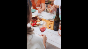 Δοκιμάστε πέντε κρητικά κρασιά με τοπικούς μεζέδες